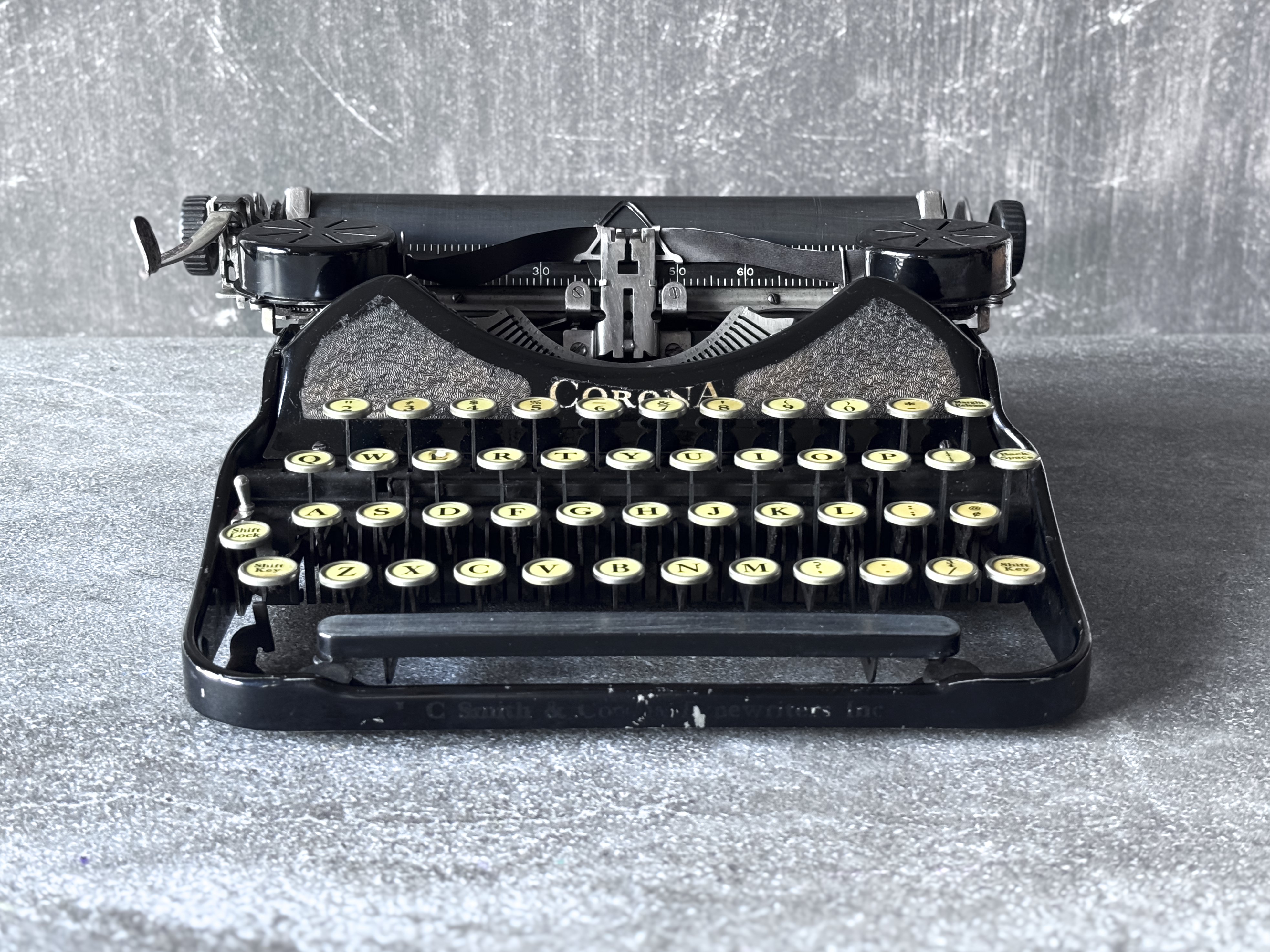 1930 Corona 4, Black Gold