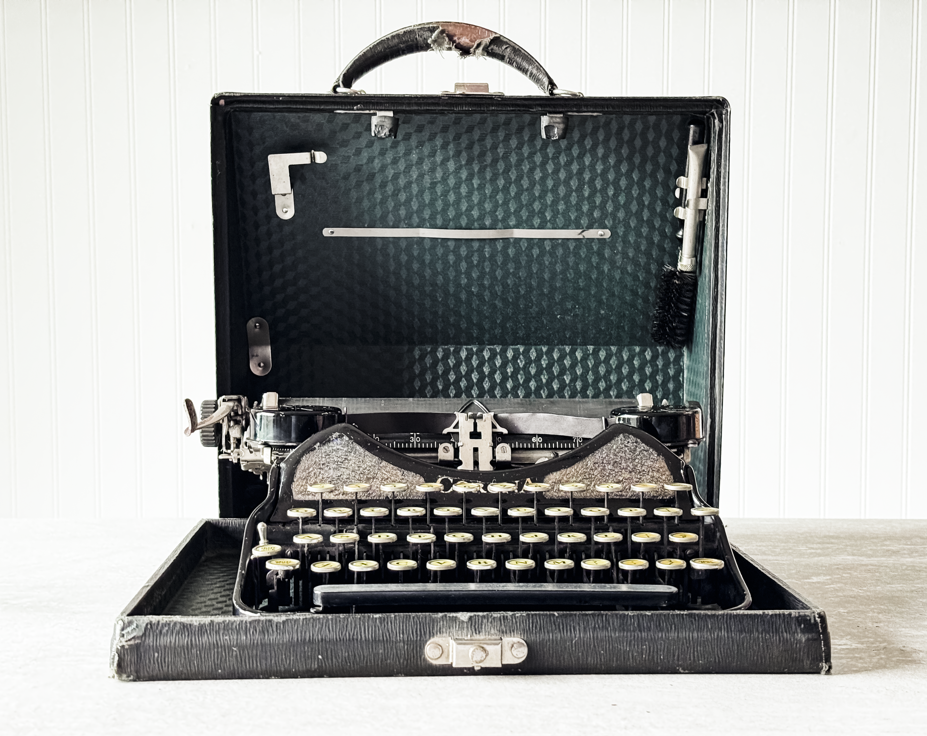 1930 Corona 4, Black Gold
