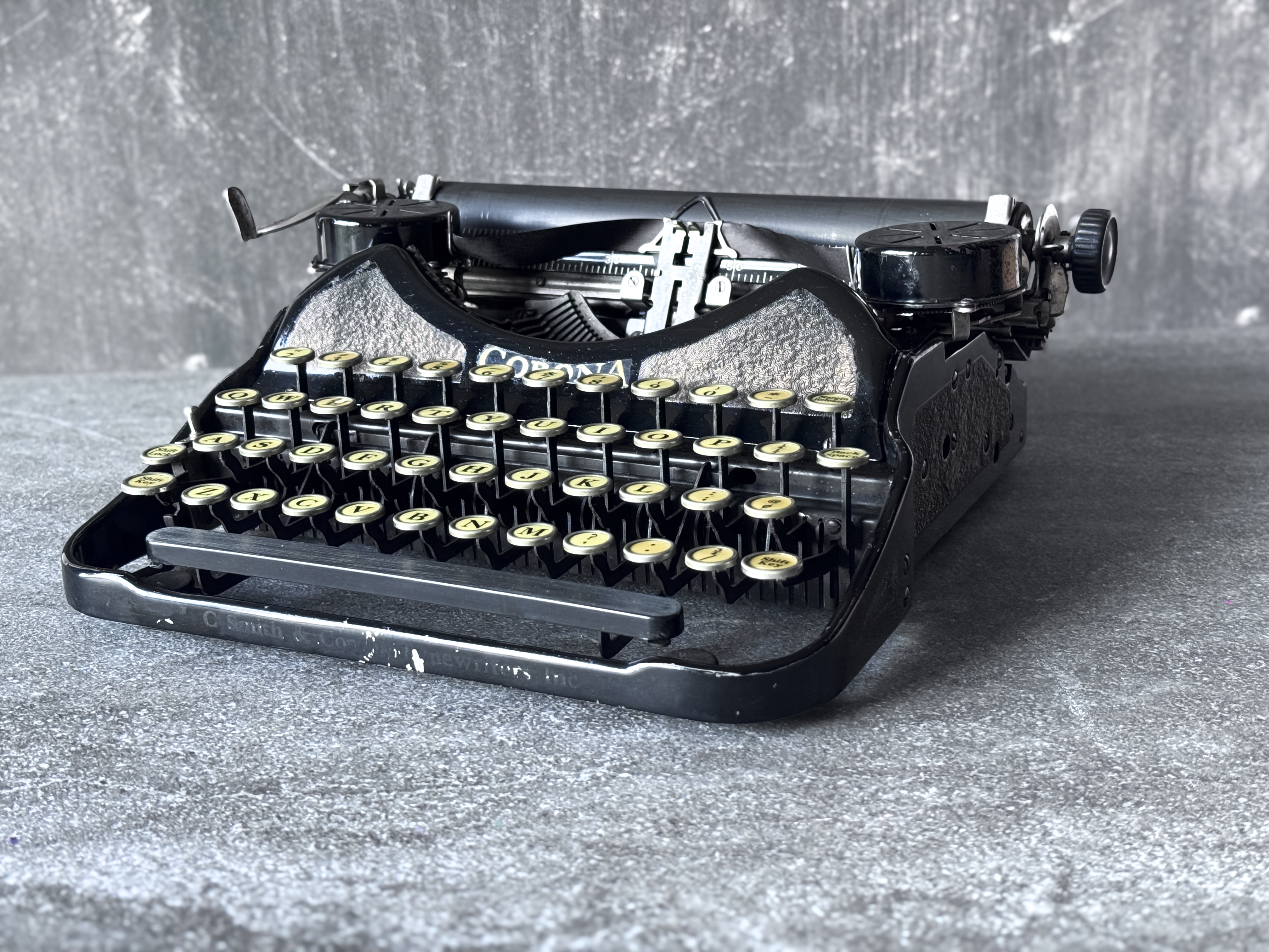 1930 Corona 4, Black Gold