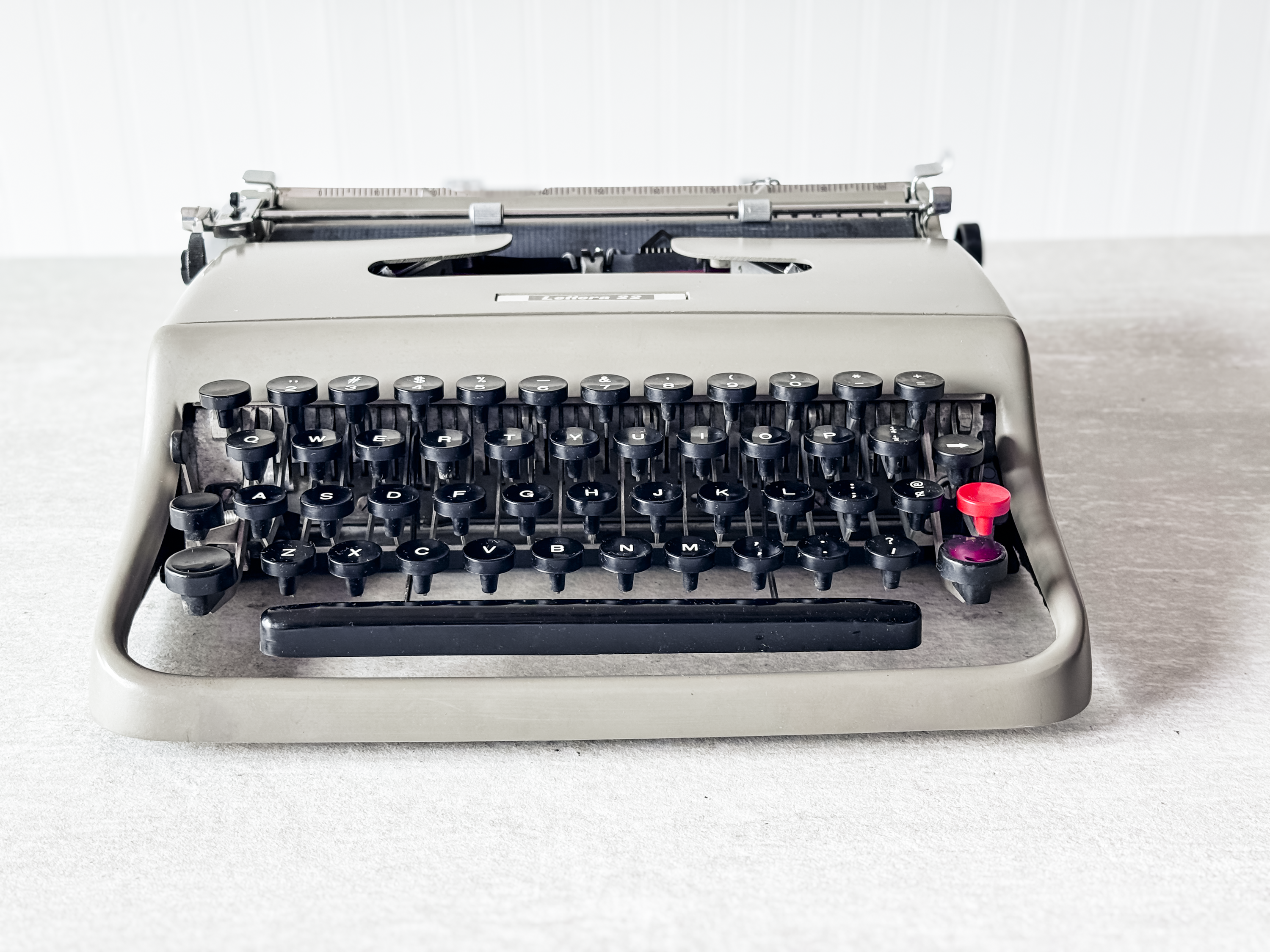 1955 Olivetti Lettera 22, Brown