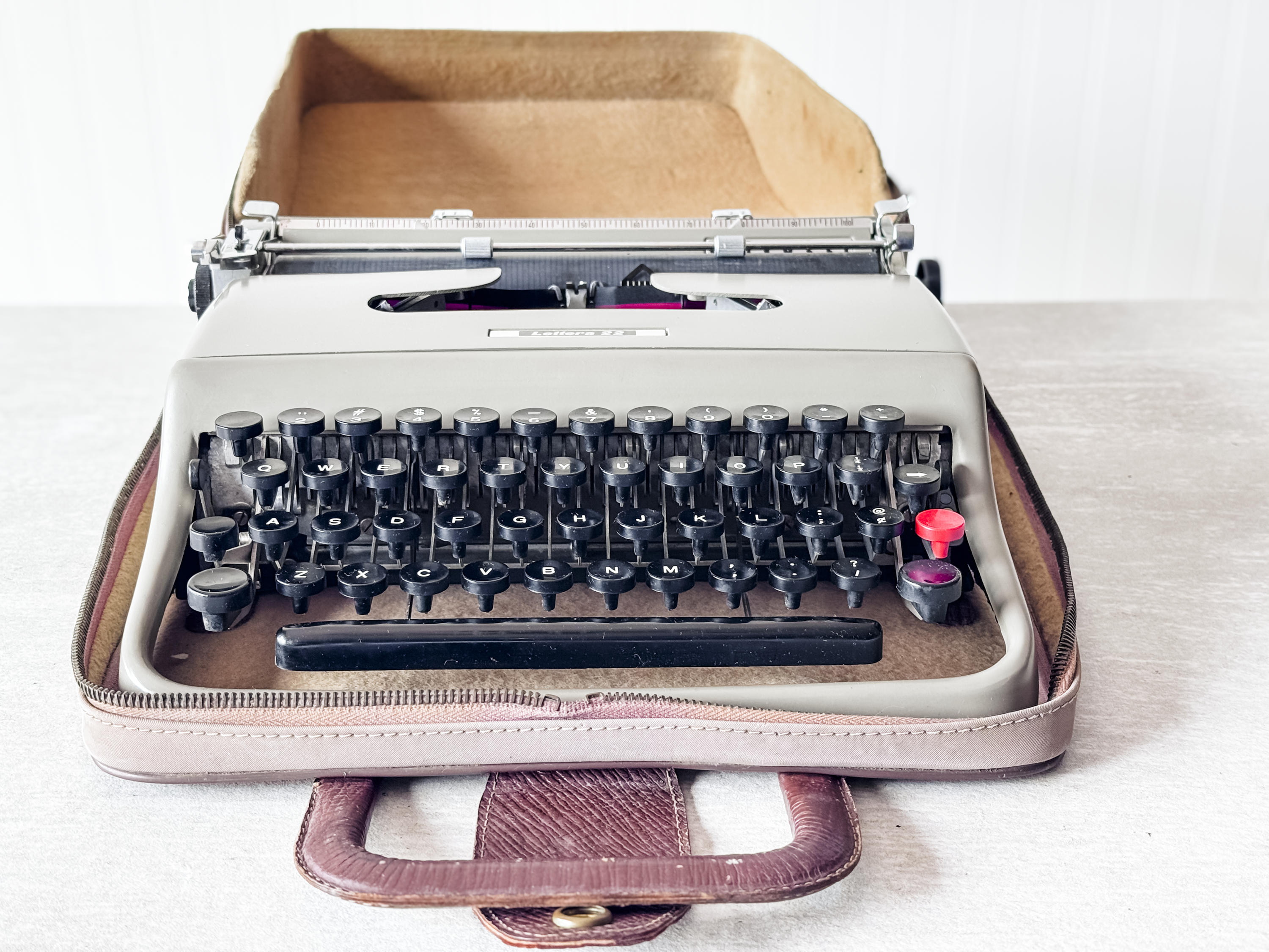1955 Olivetti Lettera 22, Brown